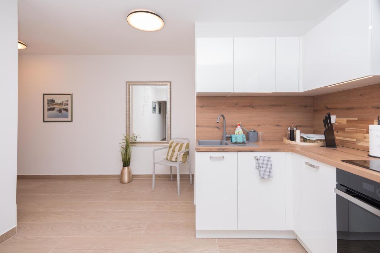 Apartment Emmi Омиш Экстерьер фото